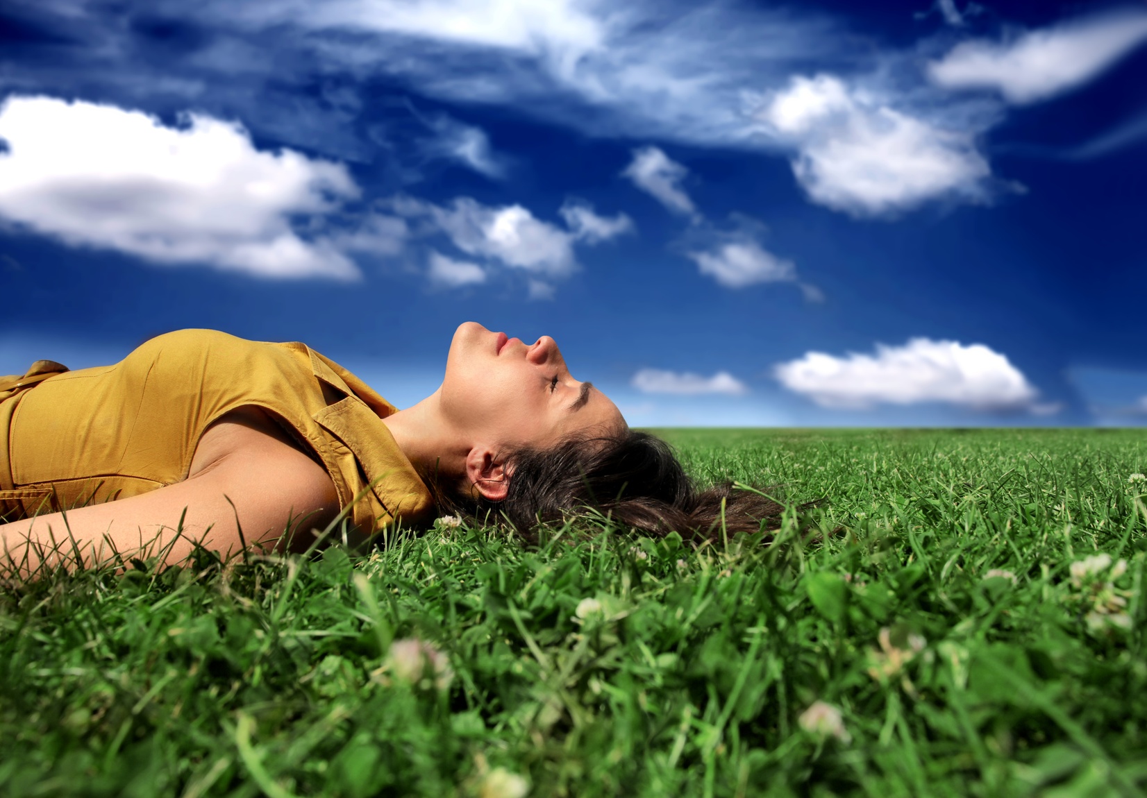 Глотки воздуха нормально дышим живая травинка человек. Дыхание. Человек дышит. Свободное дыхание. Красивое дыхание.